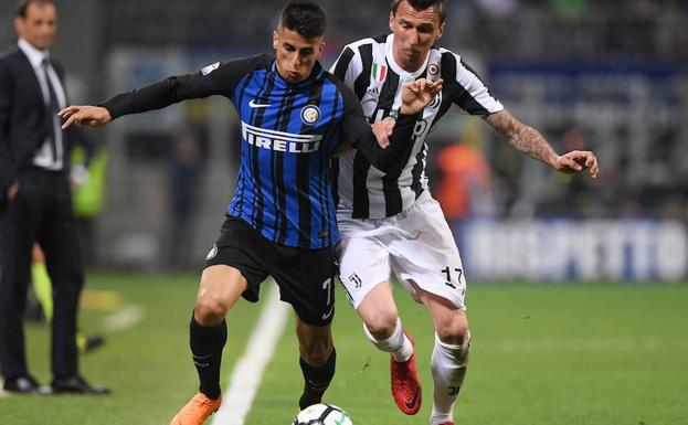 Joao Cancelo en un partido con la Juve.