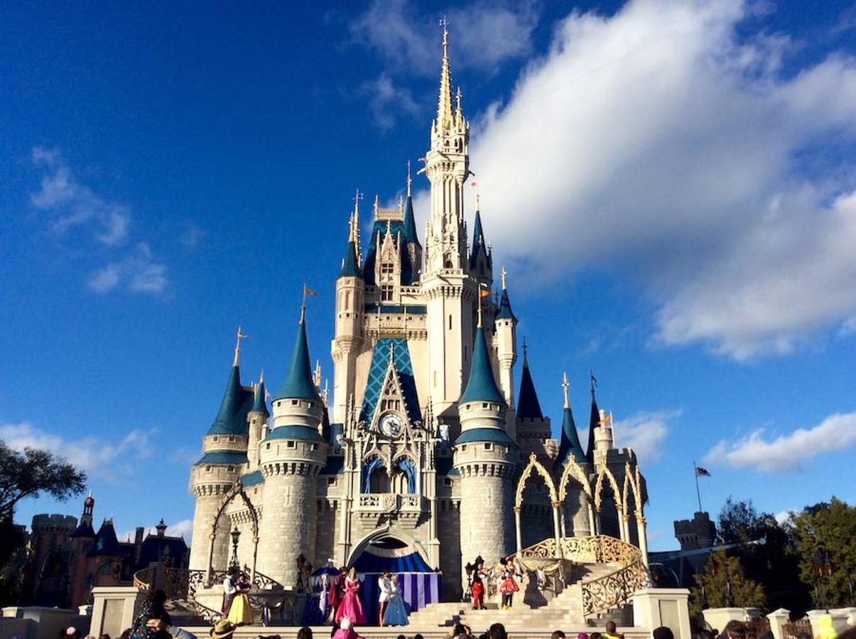 Castillo de Cenicienta (Disney World) | El secreto mejor guardado del castillo de Cenicienta en Disney World está oculto tras sus paredes y fuera de la vista de los turistas. El complejo, que se alza imponente hasta los 55 metros sobre la superficie, cuenta con una 'suite' que no se puede reservar, sino que se usa como premio exclusivo en algún concurso muy ocasional o para visitas muy especiales.