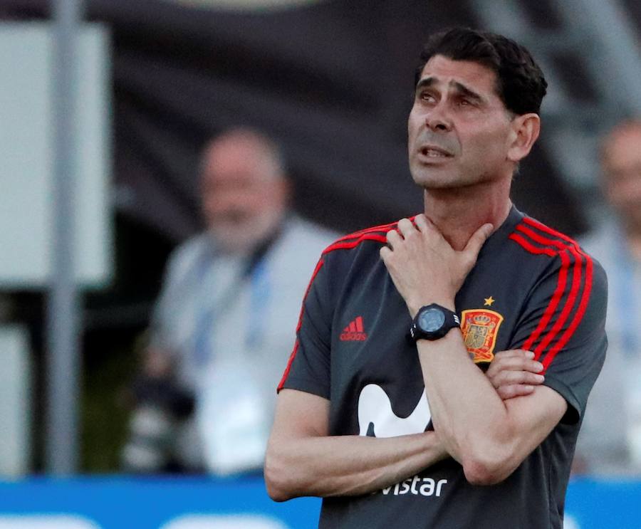 Fernando Hierro ha dirigido su primer entrenamiento como seleccionador de España, horas después de oficializarse su nombramiento en sustitución de Julen Lopetegui. 