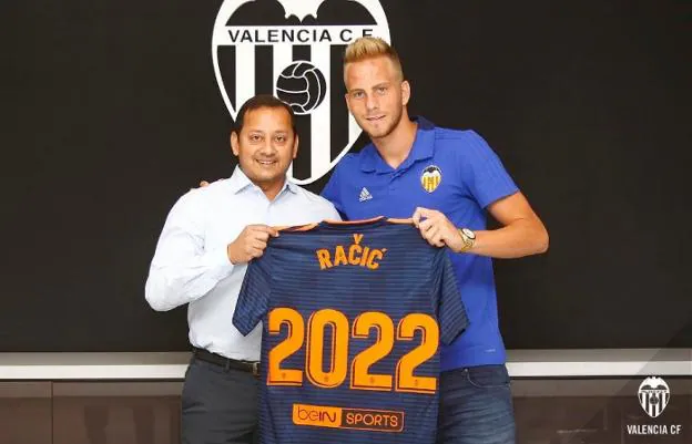 Anil Murthy y Uros Racic, tras la firma del jugador en su nuevo contrato. 