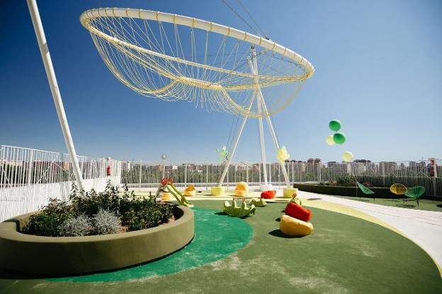 El hospital La Fe convierte la azotea en un jardín de juegos