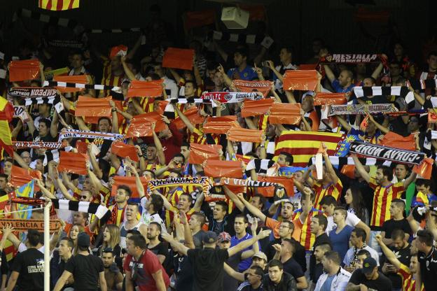 La afición del Valencia anima durante un partido en Mestalla. 