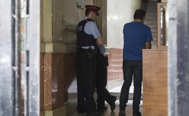 Agentes de los mossos investigan el lugar donde fue hallado el cadáver del bebé.