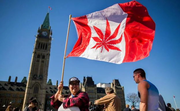 Una canadiense se manifiesta a favor de la marihuana. 