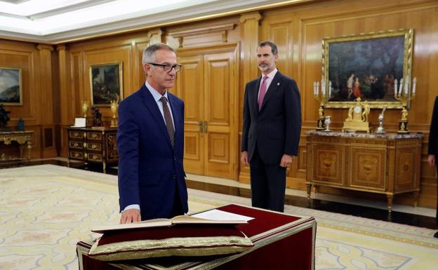 El nuevo ministro de Cultura, José Guirao (i), promete su cargo ante el Rey en un acto celebrado esta mañana en el Palacio de la Zarzuela. 