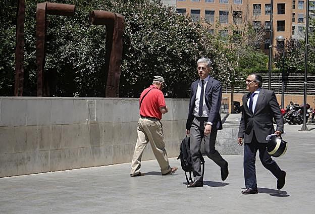 Ricardo Costa, ayer, a su llegada a la Ciudad de la Justicia. 