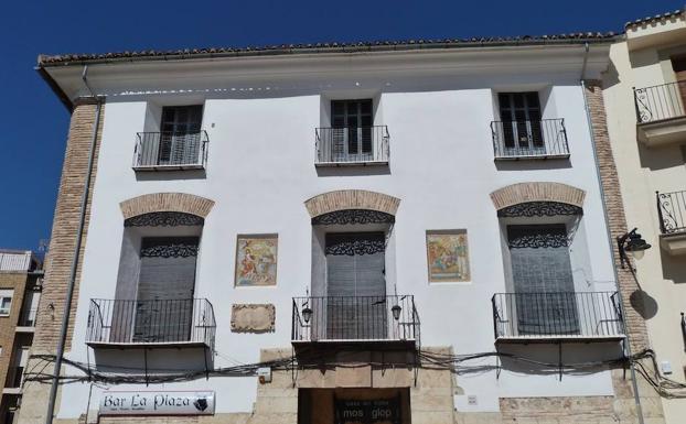 Imagen principal - Fachadas de casas solariegas de Albaida, y algunos azulejos devocionales.