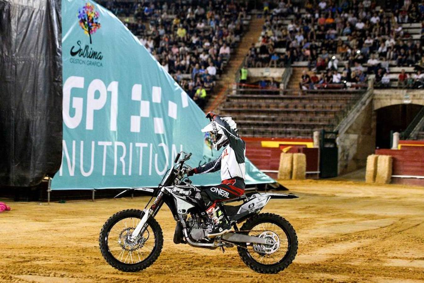 El pasado viernes 9 de junio, los principales pilotos de Freestyle en moto a nivel nacional se dieron cita en el I XTREME MONSTER FREESTYLE VALENCIA, disputado en la plaza de Toros. El mítico especialista Edgar Torronteras, los expertos Dani Torres y Maikel Melero, y los 'rookies' de la categoría Edu García y Xavi 'Jabato' entusiasmaron a un numeroso público entre los que destacó la gran cantidad de niños y familias y hasta una pedida de mano en directo.