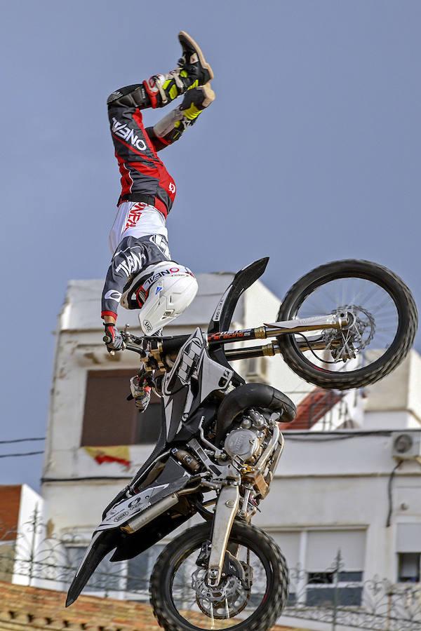 El pasado viernes 9 de junio, los principales pilotos de Freestyle en moto a nivel nacional se dieron cita en el I XTREME MONSTER FREESTYLE VALENCIA, disputado en la plaza de Toros. El mítico especialista Edgar Torronteras, los expertos Dani Torres y Maikel Melero, y los 'rookies' de la categoría Edu García y Xavi 'Jabato' entusiasmaron a un numeroso público entre los que destacó la gran cantidad de niños y familias y hasta una pedida de mano en directo.