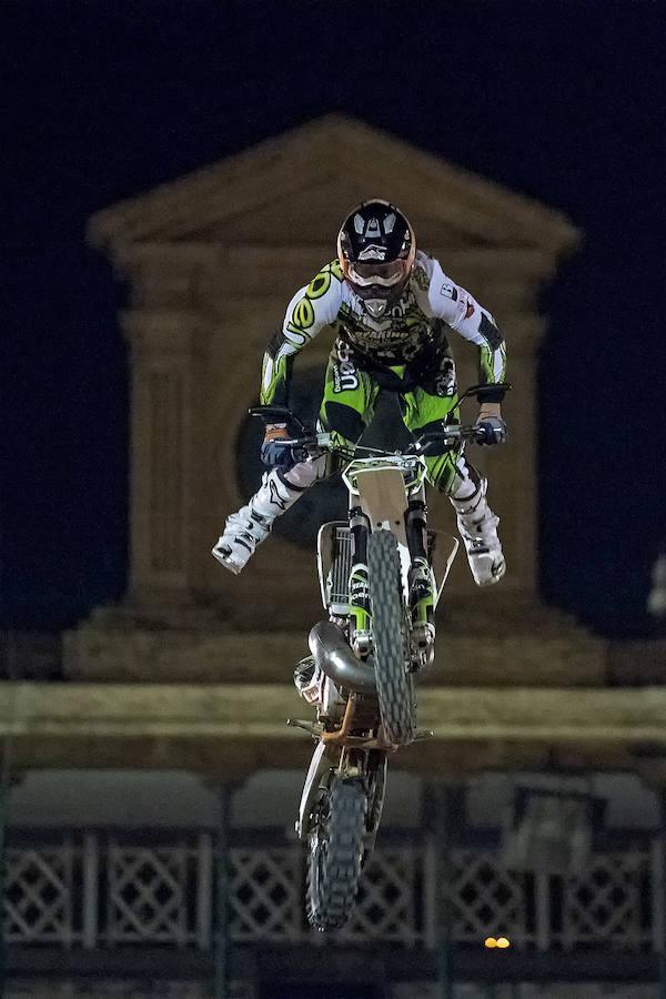 El pasado viernes 9 de junio, los principales pilotos de Freestyle en moto a nivel nacional se dieron cita en el I XTREME MONSTER FREESTYLE VALENCIA, disputado en la plaza de Toros. El mítico especialista Edgar Torronteras, los expertos Dani Torres y Maikel Melero, y los 'rookies' de la categoría Edu García y Xavi 'Jabato' entusiasmaron a un numeroso público entre los que destacó la gran cantidad de niños y familias y hasta una pedida de mano en directo.