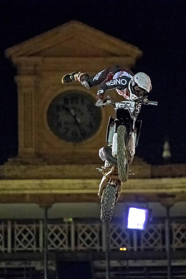 El pasado viernes 9 de junio, los principales pilotos de Freestyle en moto a nivel nacional se dieron cita en el I XTREME MONSTER FREESTYLE VALENCIA, disputado en la plaza de Toros. El mítico especialista Edgar Torronteras, los expertos Dani Torres y Maikel Melero, y los 'rookies' de la categoría Edu García y Xavi 'Jabato' entusiasmaron a un numeroso público entre los que destacó la gran cantidad de niños y familias y hasta una pedida de mano en directo.