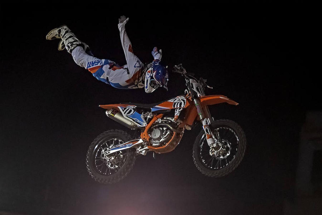 El pasado viernes 9 de junio, los principales pilotos de Freestyle en moto a nivel nacional se dieron cita en el I XTREME MONSTER FREESTYLE VALENCIA, disputado en la plaza de Toros. El mítico especialista Edgar Torronteras, los expertos Dani Torres y Maikel Melero, y los 'rookies' de la categoría Edu García y Xavi 'Jabato' entusiasmaron a un numeroso público entre los que destacó la gran cantidad de niños y familias y hasta una pedida de mano en directo.