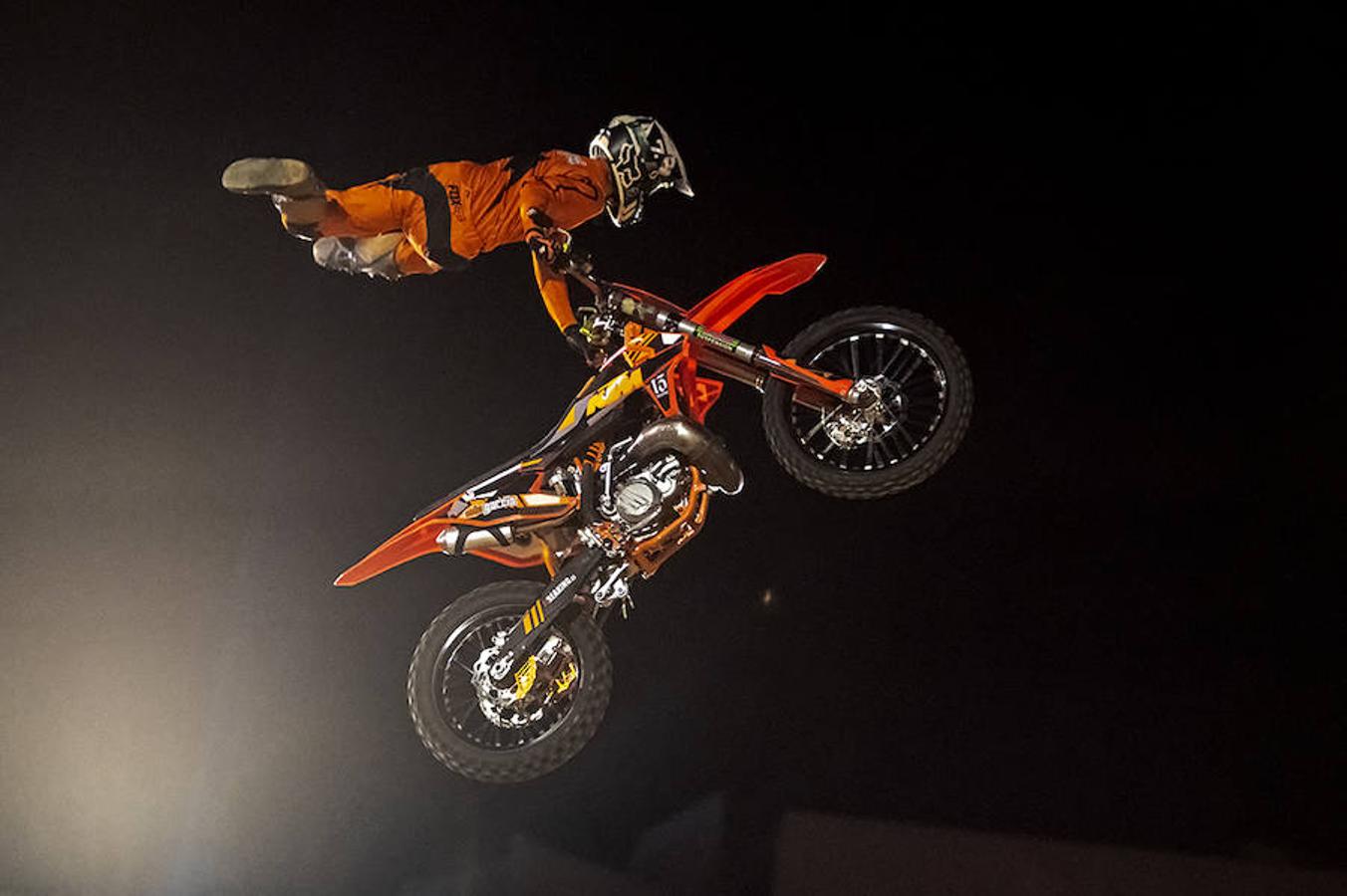 El pasado viernes 9 de junio, los principales pilotos de Freestyle en moto a nivel nacional se dieron cita en el I XTREME MONSTER FREESTYLE VALENCIA, disputado en la plaza de Toros. El mítico especialista Edgar Torronteras, los expertos Dani Torres y Maikel Melero, y los 'rookies' de la categoría Edu García y Xavi 'Jabato' entusiasmaron a un numeroso público entre los que destacó la gran cantidad de niños y familias y hasta una pedida de mano en directo.