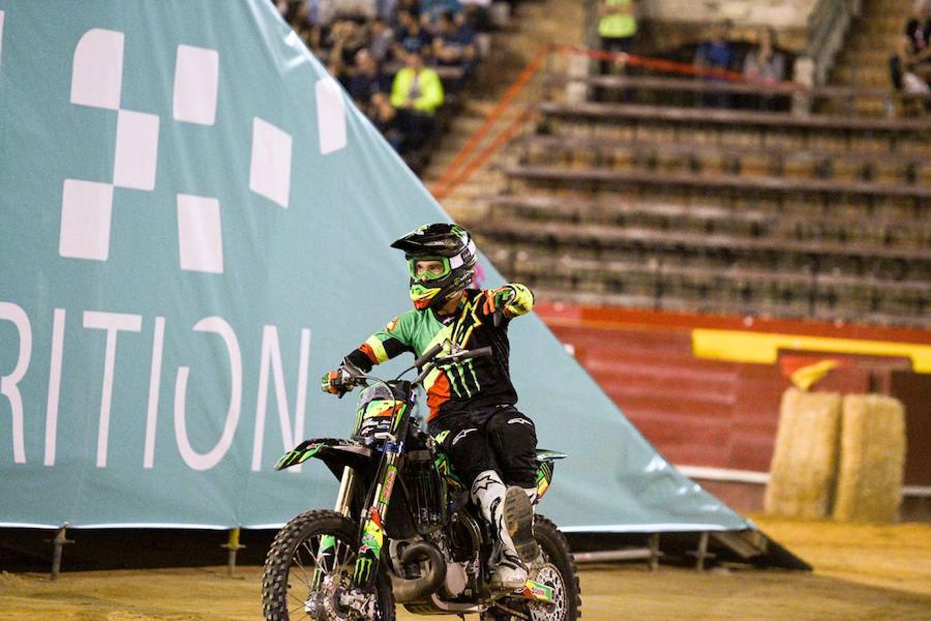 El pasado viernes 9 de junio, los principales pilotos de Freestyle en moto a nivel nacional se dieron cita en el I XTREME MONSTER FREESTYLE VALENCIA, disputado en la plaza de Toros. El mítico especialista Edgar Torronteras, los expertos Dani Torres y Maikel Melero, y los 'rookies' de la categoría Edu García y Xavi 'Jabato' entusiasmaron a un numeroso público entre los que destacó la gran cantidad de niños y familias y hasta una pedida de mano en directo.