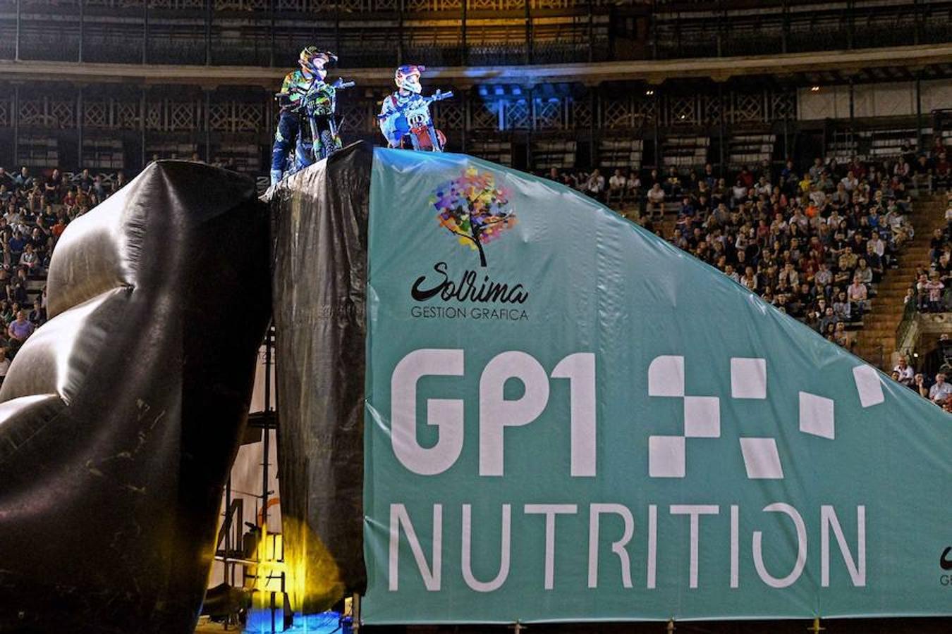 El pasado viernes 9 de junio, los principales pilotos de Freestyle en moto a nivel nacional se dieron cita en el I XTREME MONSTER FREESTYLE VALENCIA, disputado en la plaza de Toros. El mítico especialista Edgar Torronteras, los expertos Dani Torres y Maikel Melero, y los 'rookies' de la categoría Edu García y Xavi 'Jabato' entusiasmaron a un numeroso público entre los que destacó la gran cantidad de niños y familias y hasta una pedida de mano en directo.