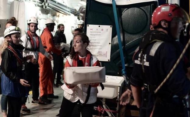 El 'Aquarius' vuelve a detenerse para cargar provisiones junto a Cerdeña y retrasa su llegada a Valencia