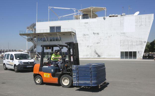 Trabajos para recibir a los inmigrantes del Aquarius.