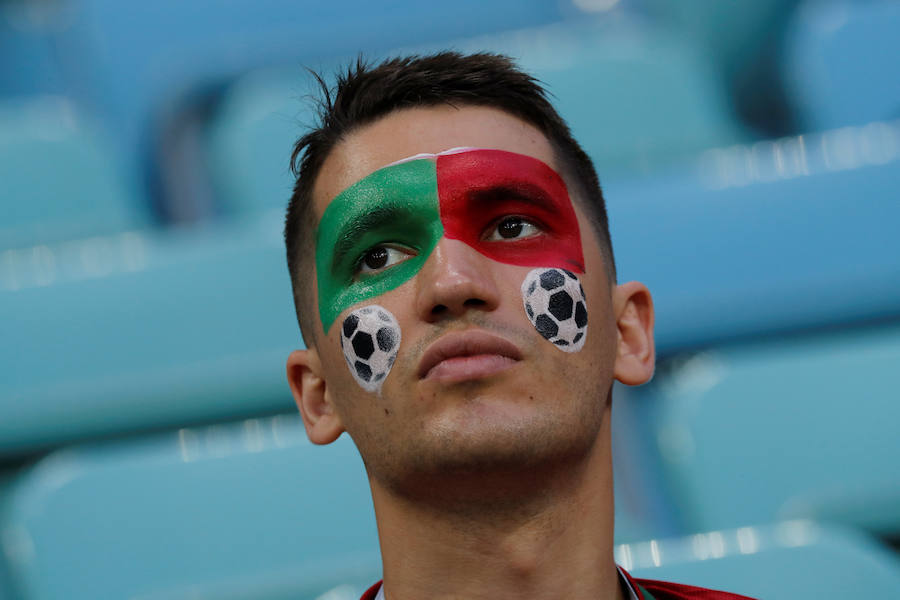 El espectáculo estuvo en el cesped... y en las gradas, y en las calles, y en los bares. Las aficiones de España y Portugal han disfrutado como nunca del partido que ha enfrentado a sus selecciones en el Mundial de Rusia (3-3). No ha faltado el calor, ni el humor ni el amor. 