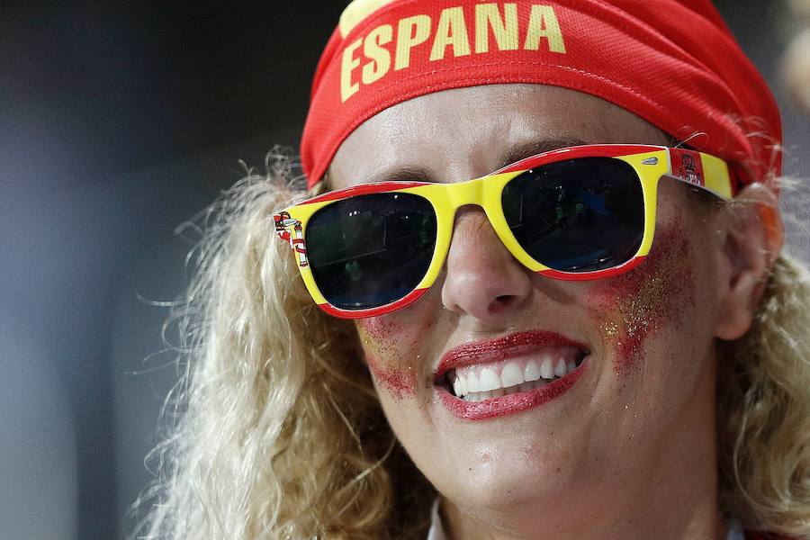 El espectáculo estuvo en el cesped... y en las gradas, y en las calles, y en los bares. Las aficiones de España y Portugal han disfrutado como nunca del partido que ha enfrentado a sus selecciones en el Mundial de Rusia (3-3). No ha faltado el calor, ni el humor ni el amor. 