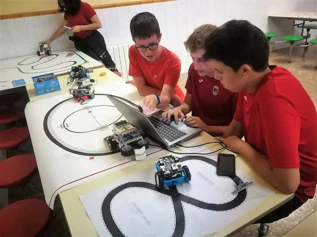 Varios alumnos del Paidos junto a sus proyectos tecnológicos durante la jornada. 