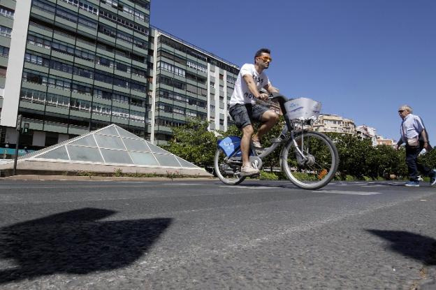 Un ciclista cruza la plaza de España. 