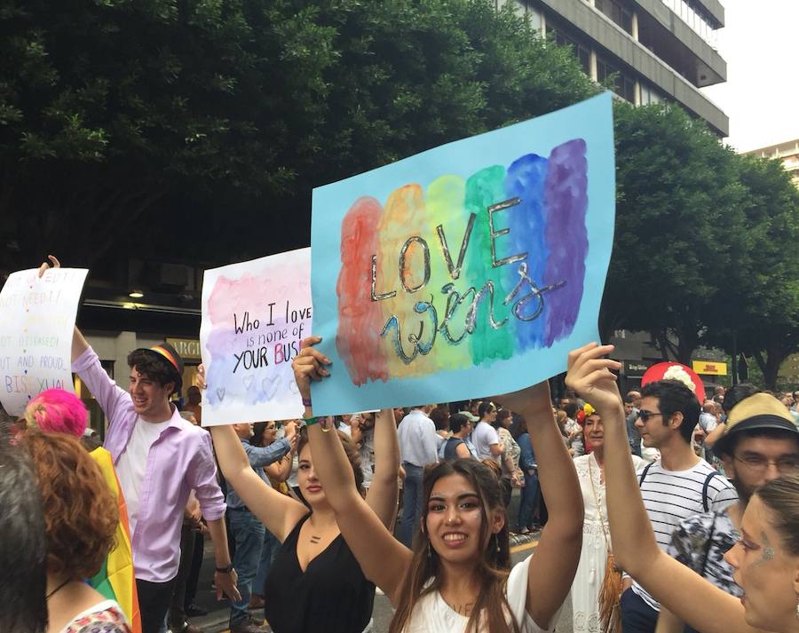 Miles de personas participan en la marcha que recorre el centro de la ciudad entre Navarro Reverter y la plaza del Ayuntamiento