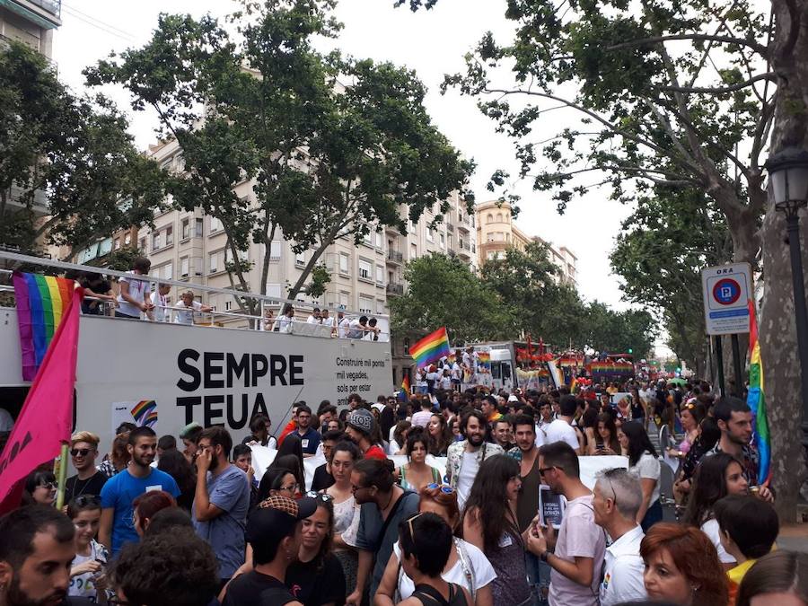 Miles de personas participan en la marcha que recorre el centro de la ciudad entre Navarro Reverter y la plaza del Ayuntamiento