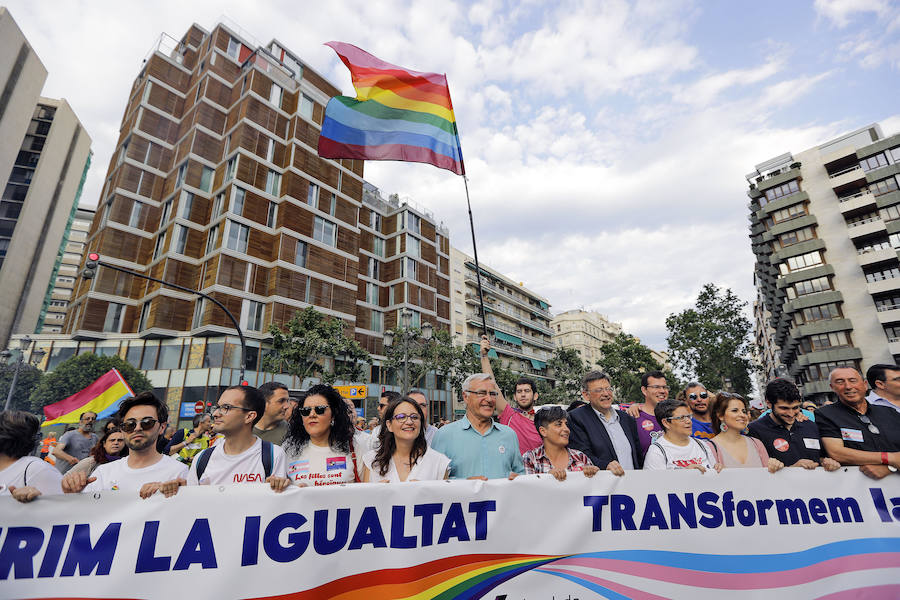 Miles de personas participan en la marcha que recorre el centro de la ciudad entre Navarro Reverter y la plaza del Ayuntamiento