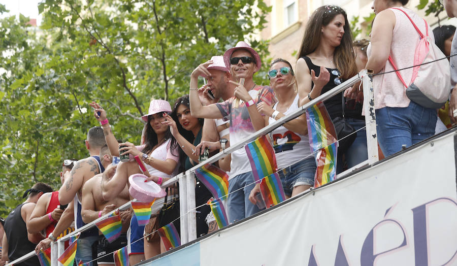 Miles de personas participan en la marcha que recorre el centro de la ciudad entre Navarro Reverter y la plaza del Ayuntamiento