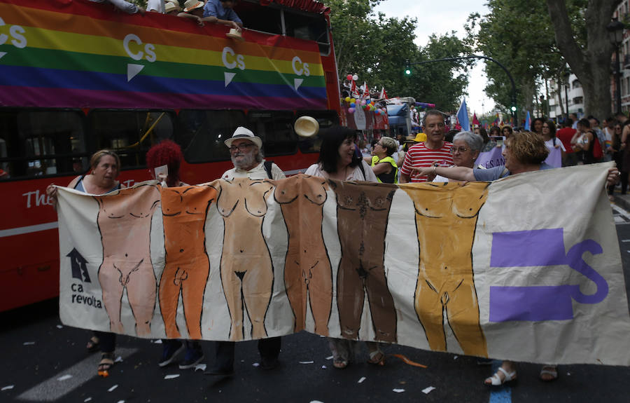 Miles de personas participan en la marcha que recorre el centro de la ciudad entre Navarro Reverter y la plaza del Ayuntamiento