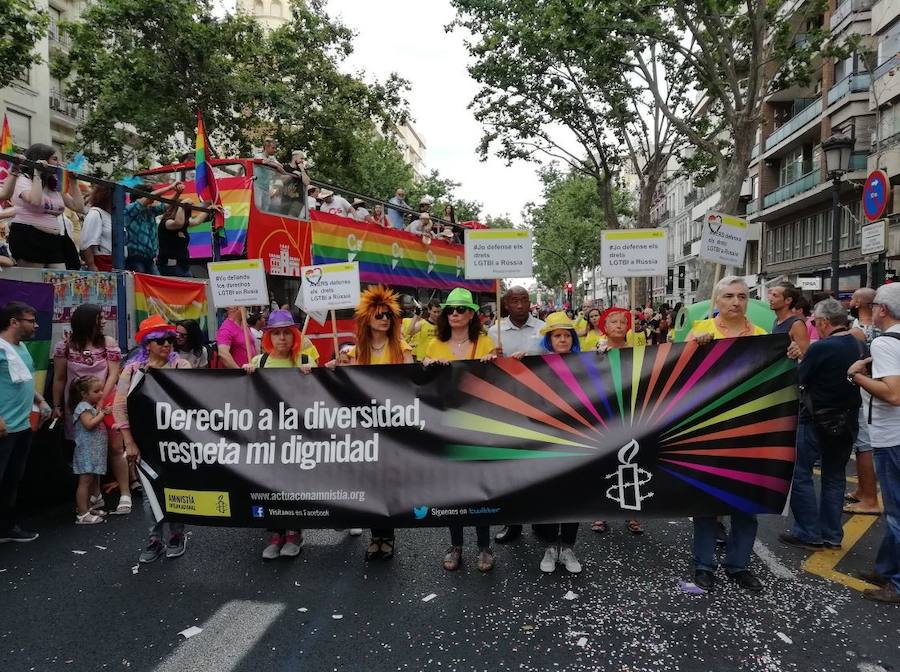 Miles de personas participan en la marcha que recorre el centro de la ciudad entre Navarro Reverter y la plaza del Ayuntamiento