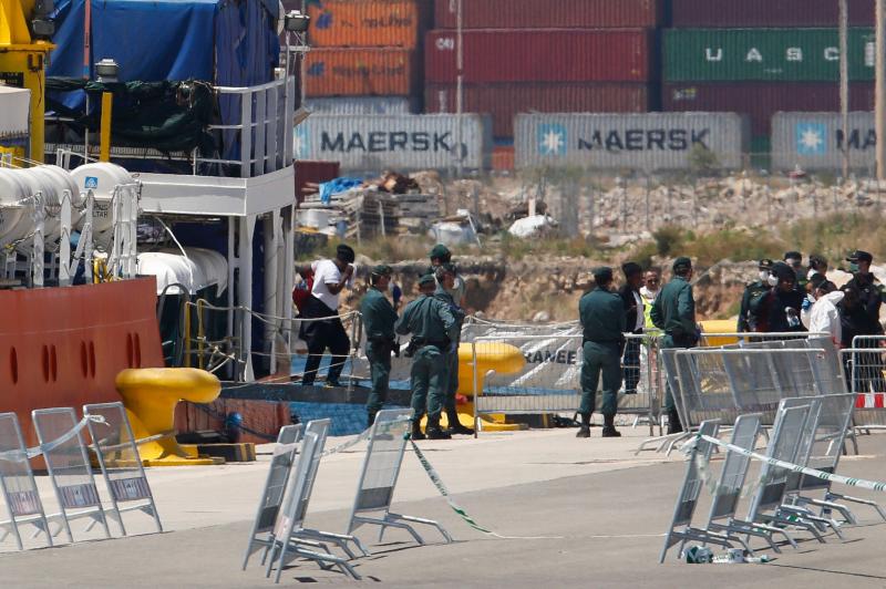 Aplausos y muestras de alegría de los inmigrantes a su llegada a España