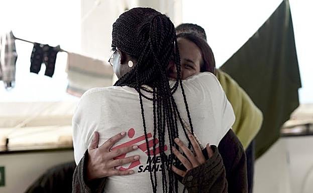 Una niña del 'Aquarius', a un voluntario: «Hace mucho tiempo que nadie me daba un abrazo como éste»