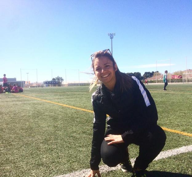 María Cabrera, durante el entrenamiento de una escuela de fútbol base. 