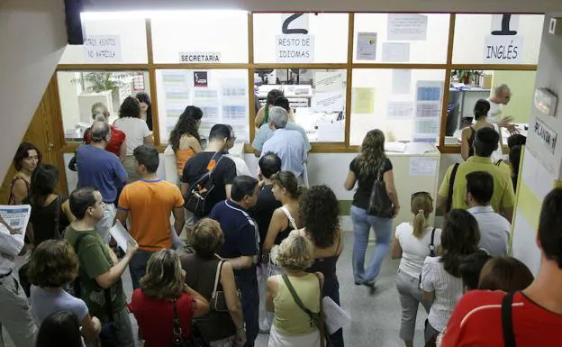 Inscripción de alumnos en la Escuela Oficial de Idiomas de Valencia. 
