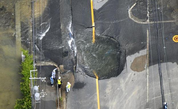 Un socavón producido por el terremoto. 