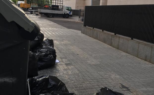 Las bolsas con documentos junto a la Ciudad de la Justicia. 