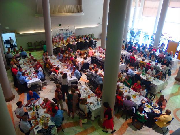 Vista del salón durante la comida. 