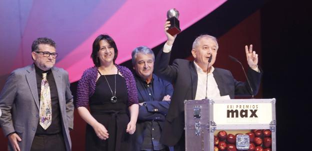  Integrantes del IVAC tras recibir el galardón a Mejor Espectáculo Musical por 'Tic-tac', ayer, en la gala de los Premios Max. 