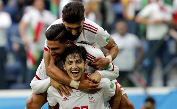 Jugadores de Irán celebrando su victoria ante Marruecos