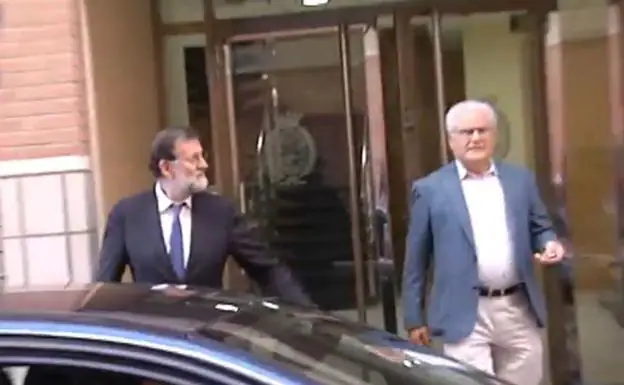 El expresidente del Gobierno Mariano Rajoy ha acudido a Santa Pola.