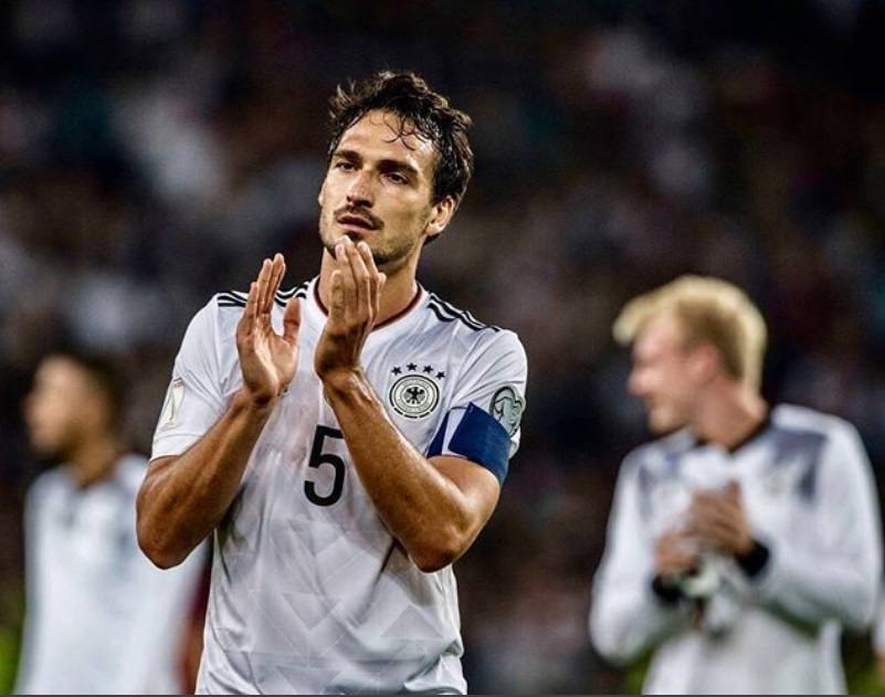 Mats Hummels (29 años). El futbolista es defensa en el Bayern Múniche la Bundesliga de Alemania. En el mundial juega con el #5 de la Selección de Alemania.