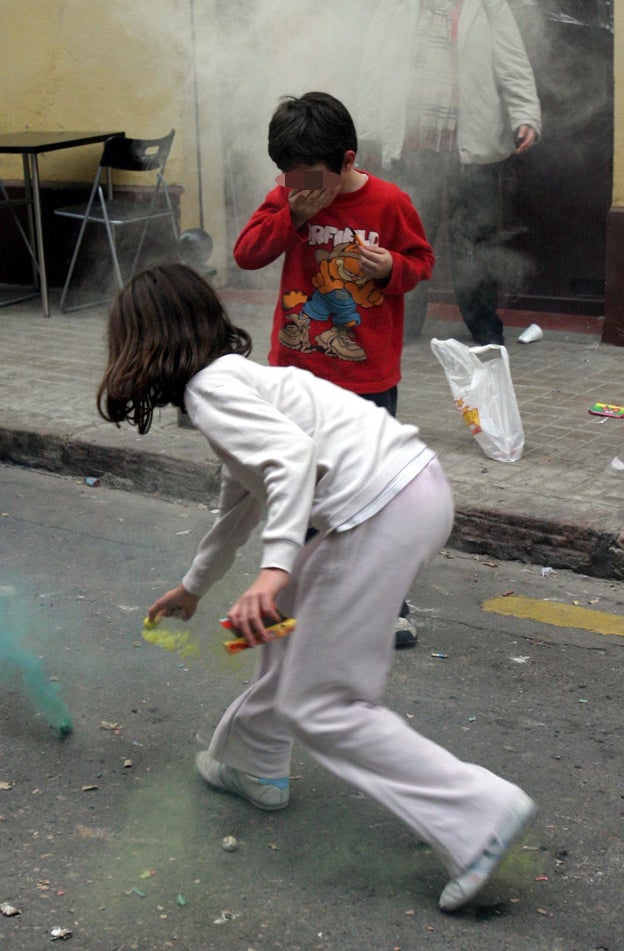 Niños tirando petardos en Fallas, en una imagen de archivo.