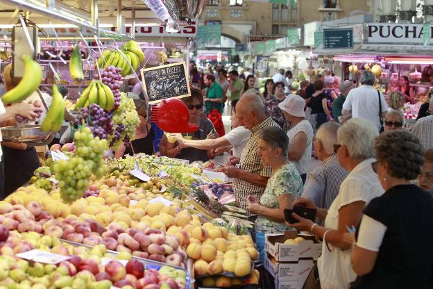 Puesto de frutas y verduras en un mercado municipal. 