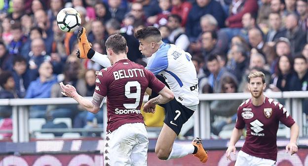 Cancelo despeja el balón ante Andrea Belotti, jugador del Torino. 