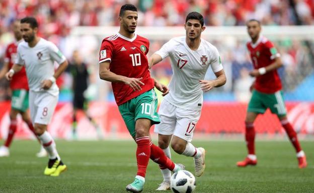 Guedes presiona al Bellhanda en el partido ante Marruecos. 