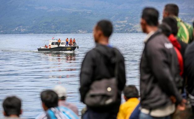 Sevicios de rescate buscan desaparecidos tras el naufragio de un barco en Indonesia.