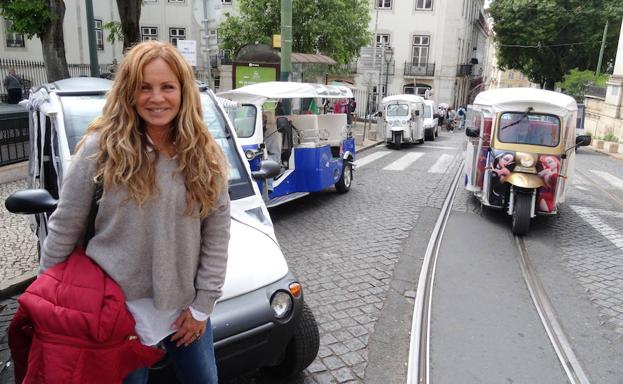 La actriz Sandra Botelho, a la caza de clientes para su tuk-tuk, junto a la catedral de Lisboa. 