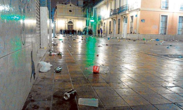 Restos de botellón en la plaza de la Iglesia, en una imagen del pasado año. 