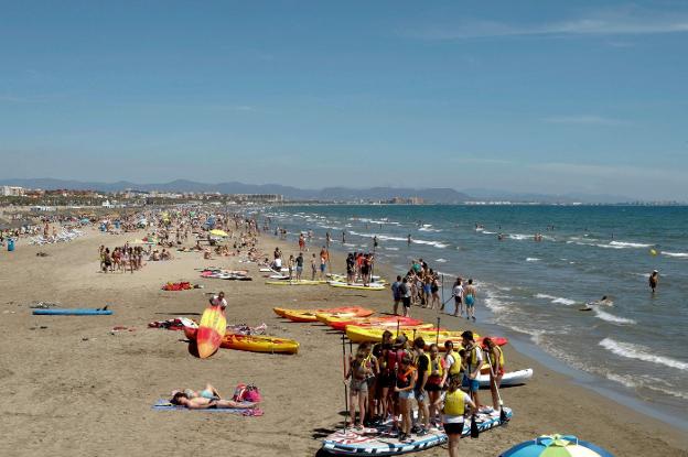 Valencianos llenan la playa ante el calor. 